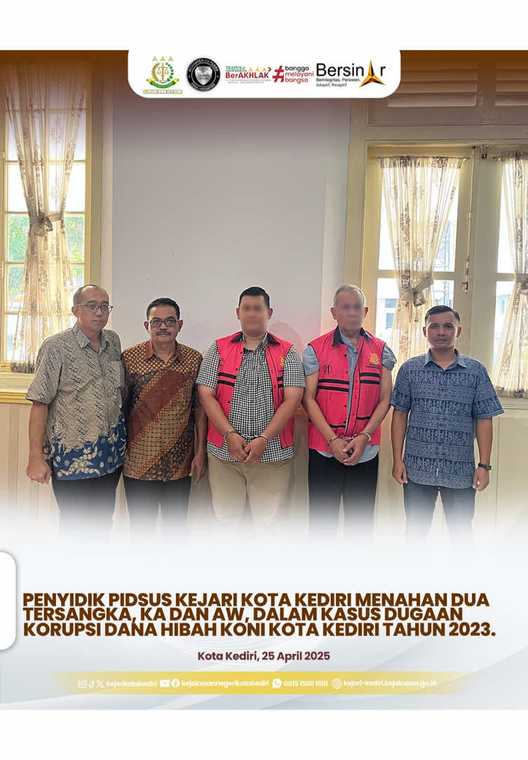 Pada hari Jum’at, 25 April 2025 Tim Jaksa Penyidik Bidang Pidana Khusus Kejaksaan Negeri Kota Kediri untuk kepentingan penyidikan melakukan penahanan terhadap tersangka kasus Tindak Pidana Korupsi Anggaran Dana Hibah KONI Kota Kediri Tahun 2023 dengan 2 (dua) orang tersangka berinisial KA dan AW. Pada Tahun 2023 KONI Kota Kediri Menerima bantuan dana hibah berupa uang melalui SKPD Dinas Kebudayaan, Pariwisata, Kepemudaan, dan Olahraga senilai Rp 10.000.000.000,- (sepuluh miliar rupiah) yang terbagi untuk beberapa kegiatan. Namun ditemukan fakta bahwa tersangka KA, AW, dan DA melakukan mark up penggunaan anggaran dana hibah untuk kegiatan Pembayaran uang PUSLATKOT Pelatih dan Atlet, Pembayaran uang saku Pelatih dan Atlet untuk kegiatan PORPROV Jatim VIII Tahun 2023, dan Belanja transportasi angkutan dalam kegiatan PORPROV Jatim VIII Tahun 2023 sehingga menyebabkan Kerugian Keuangan Negara sebesar Rp 2.409.941.492,-. #KejaksaanRI #JaksaAgung #JaksaProfesional #JaksaBerintegritas #TrapsilaAdhyakdaBerakhlak #kenalihukumjauhkanhukuman @kejaksaan.ri @kejatijatim @kejaksaanrb @jaksapedia  @komisikejaksaanriofficial  #WBBM2024 #KejaksaanHebat #KejaksaanRI #PenguatanRB #KejaksaanRB _ #KejatiJatim #Kerjacerdas #melayanidenganikhlas