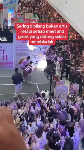 Walaupun dia bukan artis, tetapi brand yang mengendors dia tidak akan pernah rugi, karena selalu bisa mengumpulkan massa yang banyak #promomakangajian #fyp #fuji #fujian #fujiantiutami #nuface #meetandgreet #viraltiktok #medanviral #putriiklan 