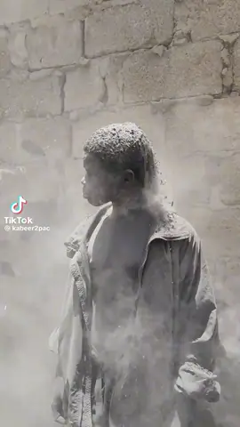 A young man manipulates dust in the air to make his TikTok videos very dynamic and artistic. ”Effet de poussière •	 #TikTokMagie •	 #Art Visuel •	 #CreativeTikTok •	 #Défi de la poussière •	 #ArtEnMouvement •	 #EpicMoves •	 #Lenti •	 #Ontifs de transition •	 #ViralVid