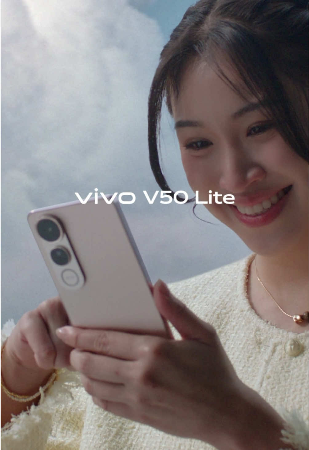 Emang ada hp yang lebih tipis tapi lebih kuat? One of a kind sih! Join Gen Lite aja pakai #vivoV50Lite 😍 Dilengkapi dengan SGS Certification Military Grade, dijamin ketangguhannya menghadapi situasi apapun juara! @vivo Indonesia 