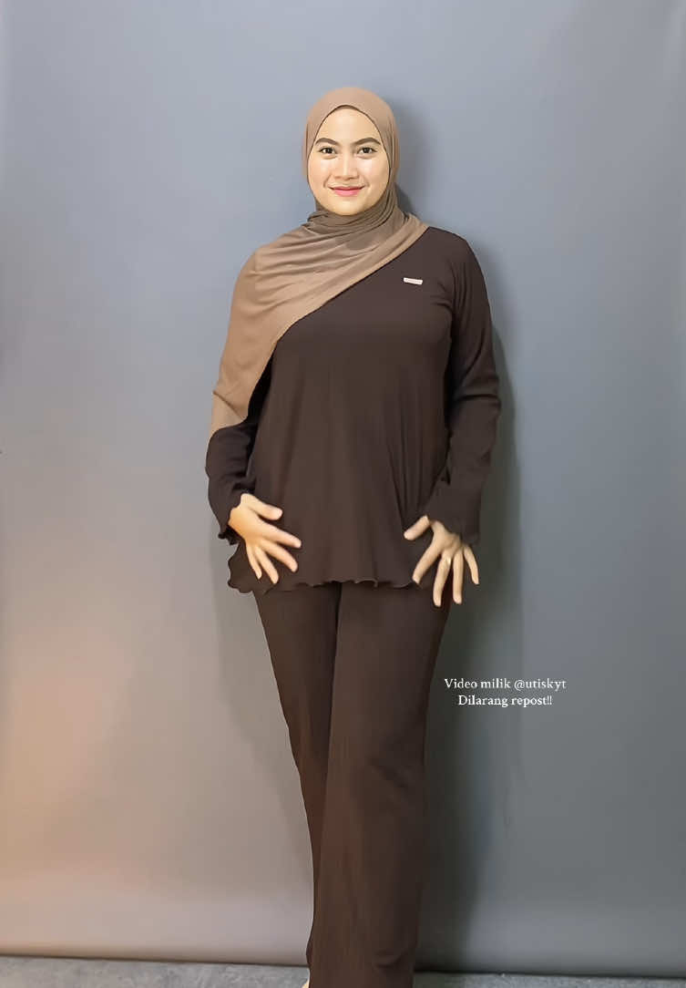 Pakai oneset fuji dong solusi nya auto kelihatan langsing say cuttingnya bagus pwol bahannya adem muat sampai Bb 80++ 😍 lagi promo nih buruan checkout!😙 #oneset #onesetfuji #onesetfujiviral #setelanwanita #fuji #onesetknit @denacollection 