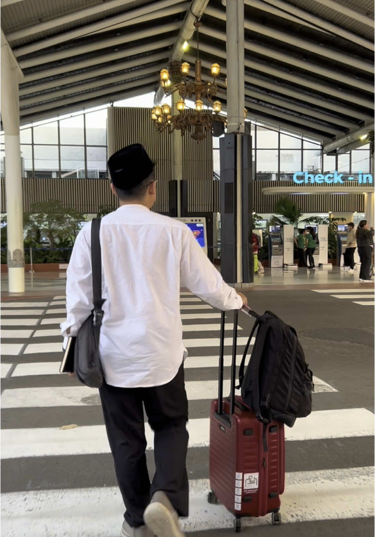 Sore ini saya bertolak ke Surabaya untuk memenuhi undangan dari Rumah Sakit Mata Undaan. Saya mengisi acara besok pagi sekitar jam 9. Semoga perjalanan ini membawa manfaat untuk diri saya pribadi. Dan memberikan kesan yang baik untuk pihak yang mengundang. Amin ya rabbal alamin. 