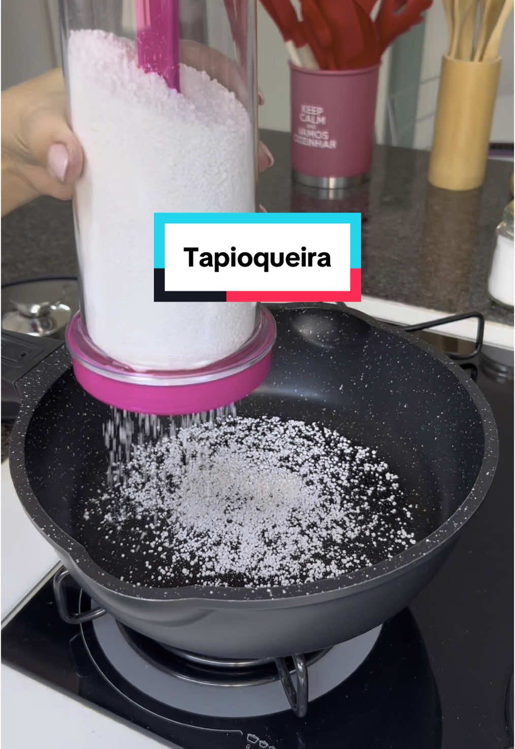 Essa tapioqueira facilita demais a vida de qualquer pessoa, pra armazenar e também evitar sujeira no fogão.  Para encontrar no @Mercado Livre basta pesquisar pelo ID  WUMTCB-VRM0  #AchadinhosNoMeli #tapioca #tapioqueira #cafédamanhã  @Mercado Livre Moda 