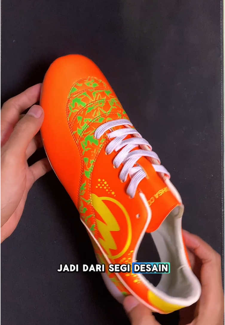 Buat yg mau tampil beda dan mencolok, Catalist pectrum orange dari Muhsa.co adalah solusi #muhsa #sepatubola #localbrand 