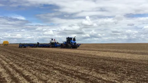 New Holland T9.700 Quadtrac com PL7061 Aí é potência alinhada com eficiência no plantio!!
