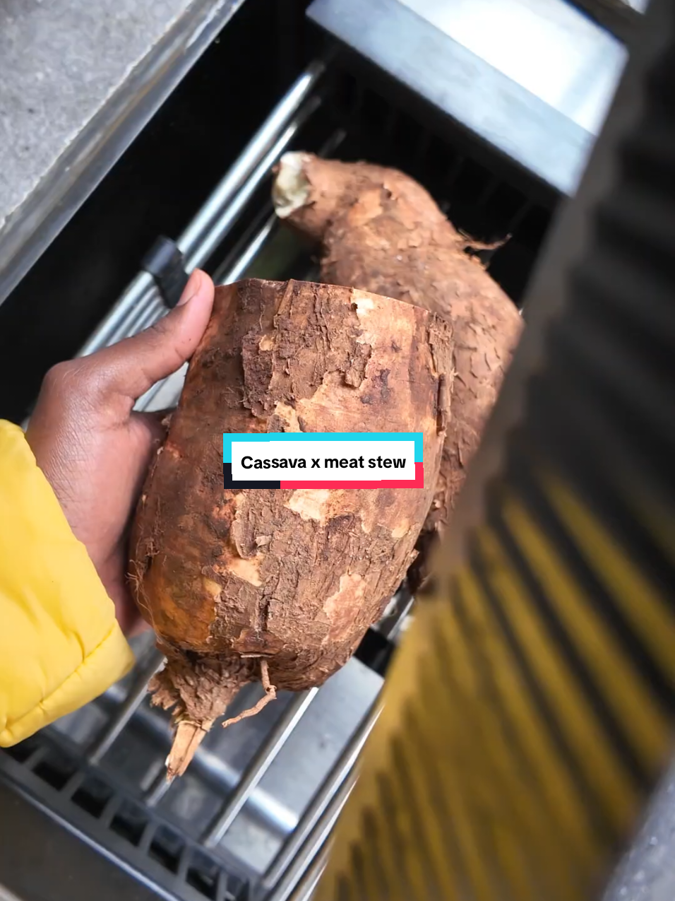 Si kila siku mandizi ya green🙆🏽‍♀️, tired of a repetitive menu? Try this cassava and mince meat stew. So so good enjoy as a snack with guacamole 🥑 or as a full meal with meat stew. Used my royco for great flavour colour and crunch. #howtotiktok #cook #cassava #meat #beef #mincemeat #easy #recipes #foryoupag 
