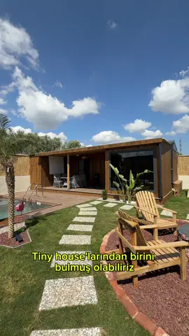 İzmir’de kalabileceğiniz en güzel ve en uygun fiyatlı tinyhouselardan birini bulduk. @karenpoolhouse #öneri̇  Burada 4 kişi kişi başı 1250₺ ye konakladık toplam fiyatı 5000₺ ye denk geldi. İçeride ihtiyacınız olan her türlü araç gereç mevcut, hatta projeksiyon bile var. İçeriye baktığımızda 1 adet çift kişilik yatak ve yatak olabilen bir L koltuk bulunmakta. Kocaman havuzu ve ateş çukuru ayrıca mangal alanı da bulunuyor. Ayrıca burada özel etkinliklerimizi de yapabiliyoruz. Detaylar için @karenpoolhouse ile iletişime geçebilirsiniz Sokak 3021/2, Belenbaşı Mahallesi 2/8, 35390 Buca/İzmir