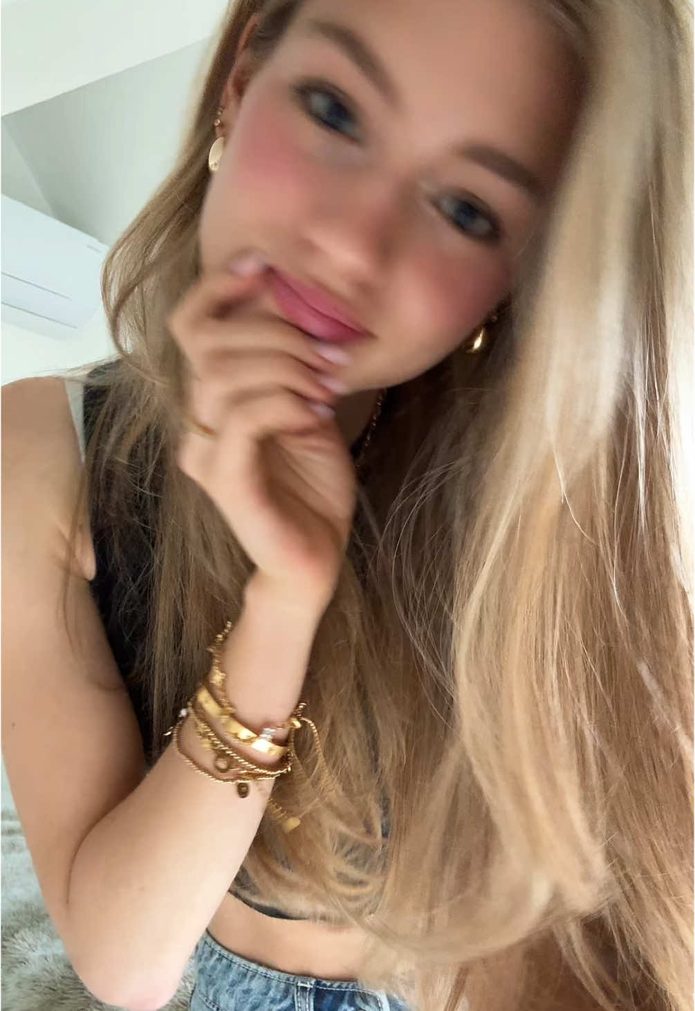 Basic outfit because the hair is the fit 🤭 #OOTD #outfitinspo #outfitideas #fashiontips #fitcheck #blowout #hairstyle #springoutfit #springfashion #girlygirl #showmelove 