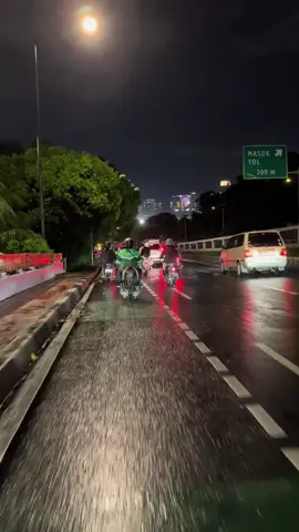 vibes jakarta habis hujan #jakartacity #jakarta #citylights #jakartaselatan #fyp #rain 