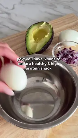 EGG SALAD LETTUCE CUPS  @thekelseyrose_  #ketokiick #keto #ketorecipes #ketolife #ketodiet #ketoforbeginners #ketolifestyle #ketosis #ketofriendly #ketorecipe #ketones  Ingredients: 🥚 2 eggs, hard-boiled 🥑 ½ avocado 🧅 1 tbsp finely chopped red onion 🍋 ½ tbsp lemon juice 🌶️ Pinch of chili flakes 🧂 Salt & pepper (or seasonings of choice) 🥬 Romaine lettuce leaves Instructions: 1️⃣ In a bowl, mash together the eggs, avocado, red onion, lemon juice, chili flakes, and seasonings until creamy. 2️⃣ Spoon the mixture onto romaine lettuce leaves. 3️⃣ Enjoy immediately for a fresh, high-protein, no-mayo egg salad!