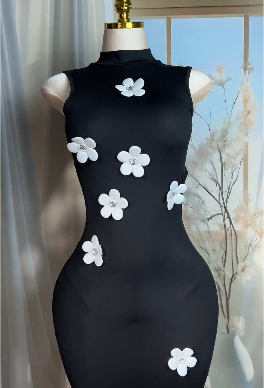 The sleeveless dress decorated with flowers will ensure you get a 100% head-turning rate when you're out and about🌹🌹🌺
