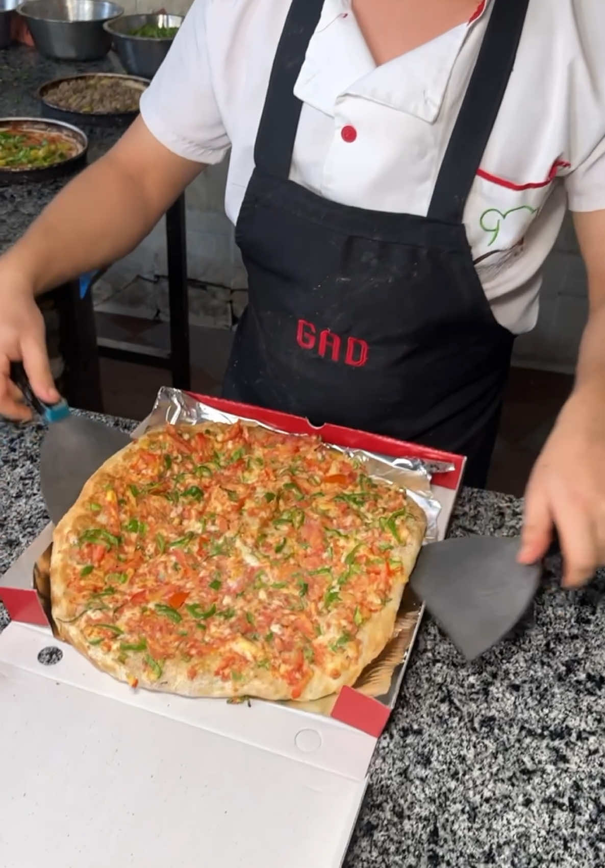 Katmer Pizza . Kahire sokak lezzetlerinde katmer pizza yapımını görüntülemiştim bu pizzanın fiyatı ise sadece 150 mısır lirası  . #mısır #katmerpizza #lezzet #yemektarifleri #yemektürkiyecom 
