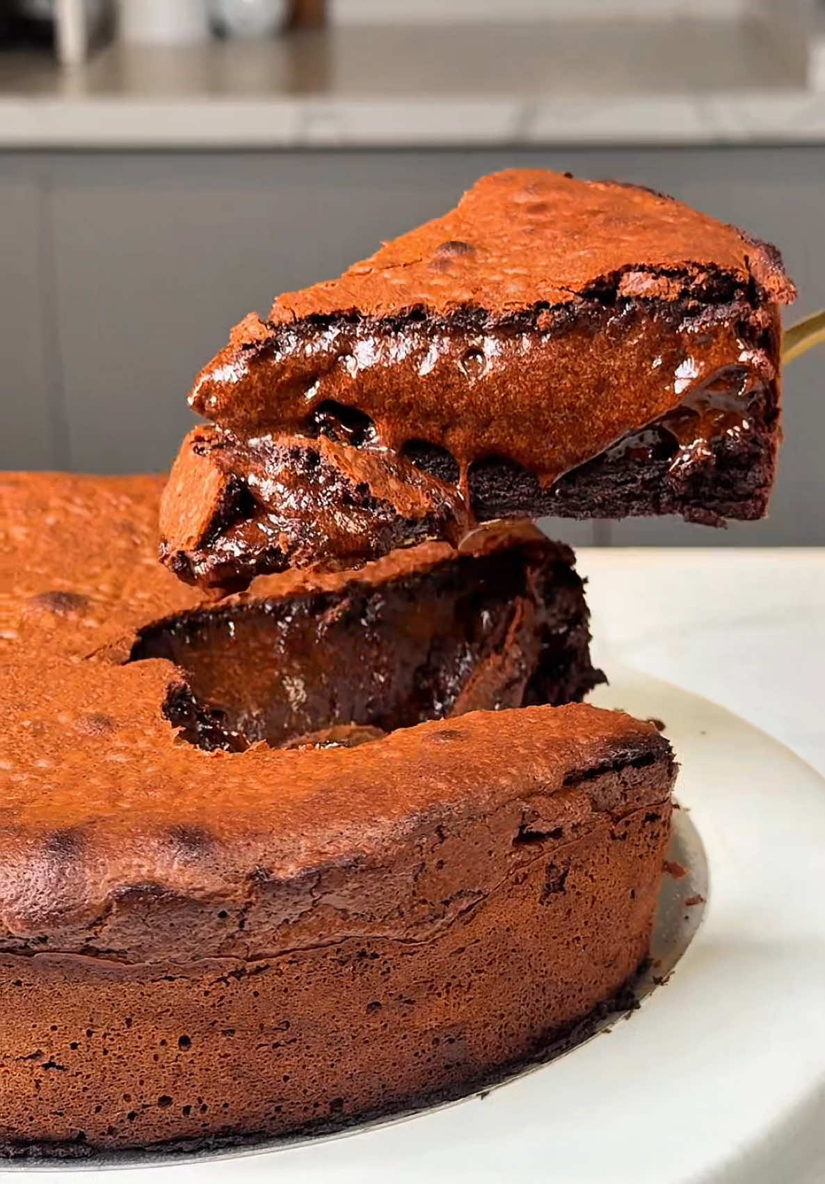 O bolo de chocolate mais cremoso existe, e pra ele nós só vamos usar 5 INGREDIENTES 🥹 e não vai nenhum tipo de farinha 😱 Ingredientes: 1º parte: 225g de manteiga sem sal 225g de chocolate meio amargo (eu usei 55%) 75g de cacau 1 pitada se sal 2º parte: 7 gemas com 135g de açucar de confeiteiro  3º parte:  7 claras com 130g de açúcar de confeiteiro (eu uso glaçucar da união) PARA ASSAR: a primeira parte da massa eu asso a 200 graus, forno pré aquecido, por uns 30 minutos, a massa precisa sair bem sequinha do forno, sem nenhuma parte cremosa a segunda parte: deixo ela na geladeira, enquanto a outra parte da massa esfria também na geladeira, depois coloco ela sobre a primeira parte com cuidado para não quebrar, e levo pra assar em forno pré aquecido, 200 graus, por uns 15 minutos, só até formar a casquinha em cima, pode fazer um teste batendo delicadamente com um garfo (pode servir quente ou frio)  #chocolate 