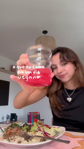 E essa é só a parte I em!  Agora com nossa nova rotina de academia e tênis a @nutri.juliacaufour, que faz pós em nutrição esportiva pela USP, vai montar um novo plano alimentar pra gente 🫶 animados? pq a gente tá hahaha #vegano #alimentacaovegana #nutricionaista #planoalimentar