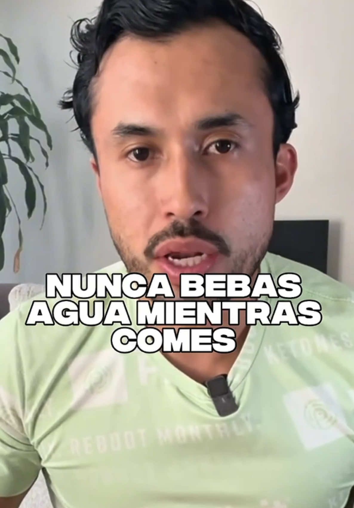 No tomes agua mientras comes y menos si estás en un superávit 