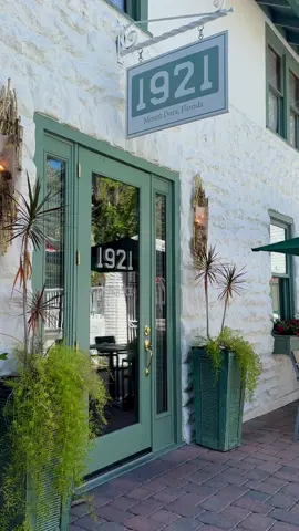 Dine in The Courtyard to enjoy the beautiful sunshine & Spring temperatures, the atmosphere & our flavorful cuisine & beverages! ✨🍽️ #1921mountdora #mountdora #florida #dinner #restaurant 