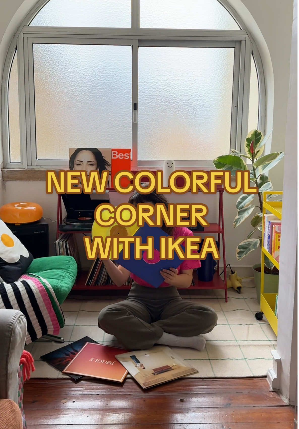 Aqui está a segunda parte da remodelação 🤓 Acho que estas estantes vermelhas foram feitas para este cantinho 🥹❤️ #IKEAportugal #IKEA #decor #dopaminedecor #colorfuldecor #krönikör 