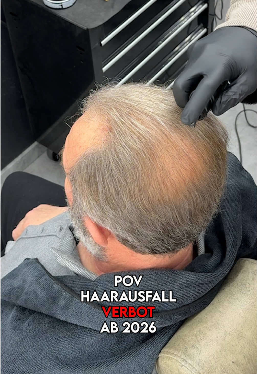 3 Gründe für den Magicolour Hairconcealer 1. Sofort sichtbar volleres Haar Magicolour kaschiert lichte und dünner werdende Stellen in wenigen Minuten und sorgt für ein dichter wirkendes Haarbild. 2. Langanhaltende Wirkung bis zu 5 Tage Ob beim Duschen, Schwimmen oder Schwitzen – Magicolour bleibt zuverlässig und hält bis zu fünf Tage, ohne täglich neu aufgetragen werden zu müssen. 3. Wasserfest, schweißresistent und hautfreundlich Magicolour ist wasser- und schweißfest, dermatologisch getestet und wurde von Dermatest mit „Sehr gut“ zertifiziert. 4. Schnelle und unkomplizierte Anwendung In nur 15 Minuten einsatzbereit – einfach und effizient. 5. Natürlich wirkendes Ergebnis Für ein gleichmäßiges, authentisches Finish ohne künstlichen Look. #fyp #foryoupage❤️❤️ #haarausfall #foru #viral_video 