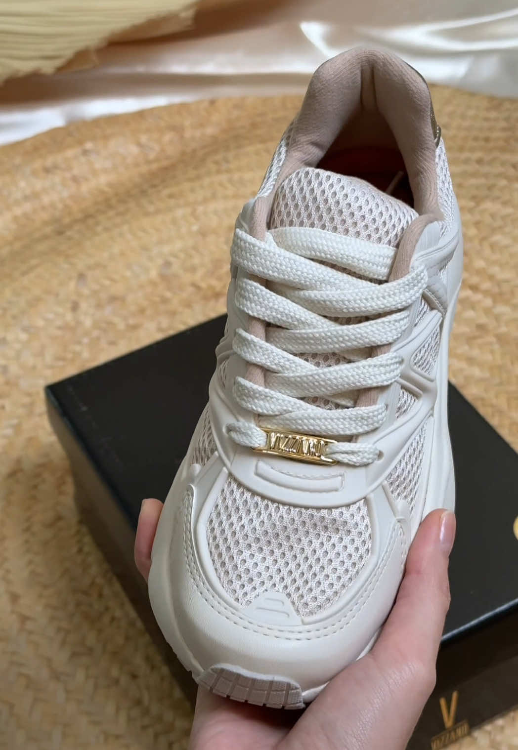 Bora abrir vaixa juntas? 📦 #fashionshoes #sapatosfemininos #tenisfeminino #rasteiras #vizzanolovers #vizzano
