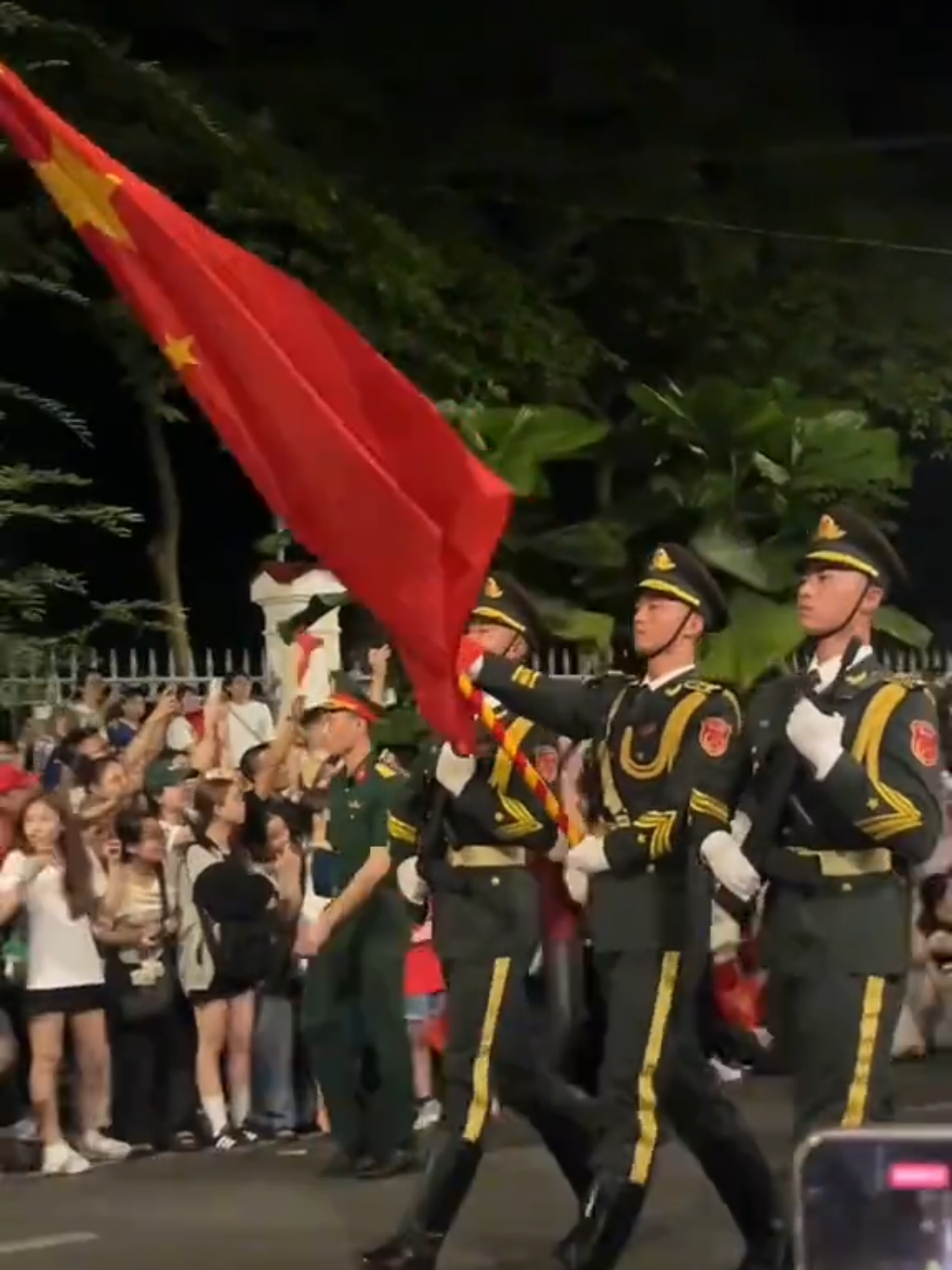 中国仪仗司礼大队来越南胡志明市了 中国排面亮相越南  #中国阅兵 #场面壮观 #仪仗队风采 #越南 #厉害了我的国 越南女孩们好激动