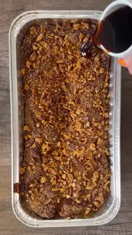 עוגת מייפל ענן עם טיפ שלא הכרתם! מצרכים : 2 כוסות קמח כוס סוכר 2 שקיות אבקת אפייה 2 שקיות סוכר וניל כוס שמן כוס חלב/שמנת להקצפה 38% 4 ביצים מייפל לציפוי : סוכר חום אגוזים / שקדים / פקאנים אופן הכנה : בקערה מערבבים קמח, סוכר, אבקת אפייה, סוכר וניל. לאחר מכן מוסיפים שמן, חלב, ביצים ומערבבים לתערובת אחידה. מוזגים לתבנית משומנת, מוסיפים מעל זילוף מייפל ומערבבים עם כפית. מפזרים סוכר חום באופן אחיד על העוגה ולאחר מכן שמים אגוזי מלך או כל כתוספת שרוצים. מכניסים לתנור שחומם מראש על 165 מעלות, טורבו. עד שנועצים קיסם והוא יבש. מוציאים, מזלפים מעל בנדיבות מייפל, חותכים ואוכלים! - הסוכר החום נותן לנו גם קריספיות וגם שומר שהאגוזים לא ישקעו בתוך העוגה. - אפשר לעשות את העוגה ב2 תבניות אינגליש או באחת גדולה (כמו בסרטון). בהצלחה ובתאבון!