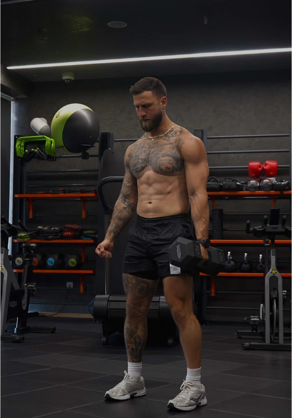 ONE DUMBBELL LEG WORKOUT 💪🏻🔥 This workout is a great core and stability challenge, as every movement requires unilateral control and coordination: 1.	Suitcase Deadlift – Holding a weight on one side forces your core to resist lateral flexion (side bending), activating your obliques and stabilizers to keep your spine neutral. 2.	Single-Arm (SA) Front Squat – With the weight on one side, your core works hard to stay upright and balanced throughout the squat. The offset load fires up your anterior core and deep stabilizers. 3.	SA Reverse Lunge – Lunging while holding a weight on one side challenges your core to stabilize against rotational forces, while your legs and glutes control the movement and balance 4.	Alternating Dumbbell Swing - This dynamic movement demands core engagement to control momentum and resist twisting as the weight changes hands, training coordination and hip-driven power. 5.	SA Stationary March – Balancing on one leg while holding a unilateral load really lights up your core, especially your obliques and hip stabilizers, as they work to maintain posture and prevent collapse. The work: 4 Rounds  10 Reps of each  60 seconds of rest  Suitcase Deadlift x10 (each side) SA Front Squat x10 (each side) SA Reverse Lunge x10 (each side)  Alternating Dumbbell Swing x10  SA Stationary March x10 (each side) #dumbbellworkout #legworkout #legs #legdaymotivation #core 