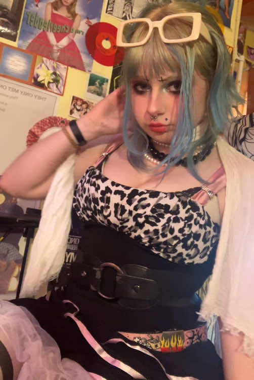 went to a show yesterday and now my knees hurt :/ #wlw #lesbian #pansydivision 