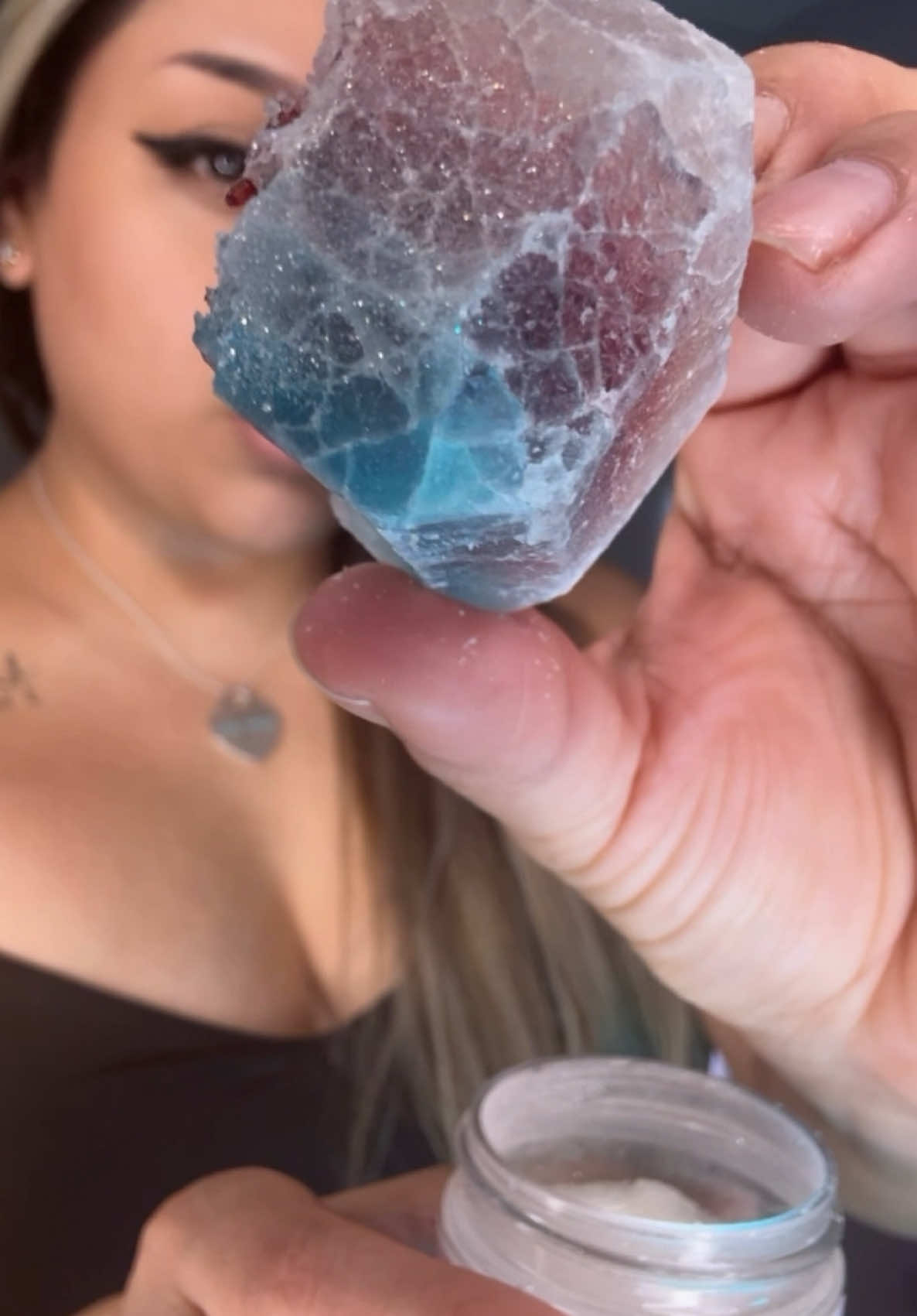 🔊  📣  @Silky Gem Crystal Candy  I can’t get over the crunch and the sour dip! 🤤  #asmr #crunch #silkygemcrystalcandy #silkygem #crystalcandy #crystal  Use code: LAURAEM10 for $$ off 💎 