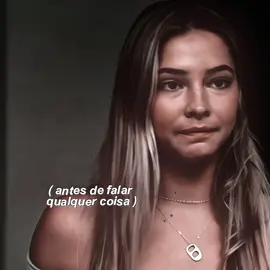 — Se arrependeu de aceitar o pedido de namoro do Tom? — Jeremiah indagou.  Daphne mordeu o lábio inferior e desviou o olhar por um instante encarando o reflexo da lua na água. — Não sei se arrependimento é a palavra certa... — ela respondeu com sinceridade. — Mas... eu acho que aceitei mais pelo conforto do que por sentimento, sabe? Jeremiah ficou em silêncio apenas observando ela com atenção. — Eu tava tentando convencer a mim mesma que aquilo era o que eu queria. — Ela passou a mão pelos cabelos ainda molhado. — Que o Tom era o certo, estável, seguro. Mas toda vez que eu olhava pra ele... — Ela ergueu o olhar finalmente encontrando os olhos de Jeremiah. — Eu esperava ver outra pessoa. — Quem? — ele perguntou.  — Você. — Ela olhou diretamente pra ele com os olhos levemente marejados. Jeremiah deu uma risada curta e sem humor abaixando o olhar para a água, que refletia a luz da lua. — O que foi? — Daphne o olhou.  — Não é nada... Ele levantou os olhos para ela. — É tudo.  Daphne ficou em silêncio. O seu coração estava acelerado e ela não sabia o por quê. A expressão de Jeremiah não era a de sempre. Era diferente. Honesta. — Quando eu vi você com o Tom... eu senti algo estranho. No começo, eu nem sabia o que era. Só... incomodava. Depois que ele te pediu em namoro e você aceitou, eu percebi que tava doendo. Mais do que devia. — Ele passou as mãos pelo rosto molhado. — Você é minha melhor amiga, as vezes queria que fosse mais que isso. — Por que não me disse nada? — Ela se aproximou um pouco como se quisesse ter certeza de que estava ouvindo direito. — Porque você tinha ido embora pra Geórgia e éramos crianças... — Jeremiah deu um pequeno riso sem humor passando a mão pelos cabelos molhados. — E eu achei que... sei lá, tinha perdido minha chance. Achei que tudo que a gente viveu ia ficar só nas lembranças de verão. Ele a olhou por um segundo como se tentasse encontrar as palavras certas em meio ao turbilhão de sentimentos. — Mas aí você voltou. — A voz dele amoleceu. — E era como se nada tivesse mudado... e ao mesmo tempo tudo tivesse mudado. Você tava diferente, mais confiante, mais linda. Todo mundo percebeu. E aí chegou o Tom, com aquele sorriso e os planos certos, e de repente você tava ali... com ele. #foryoupage #viral_video #tiktokpage #viral #overaoquemudouminhavida #thesummeriturnedpretty #jeremiahfisher #bellyconklin #conradfisher #fyp #sarahcameron #viral_video 