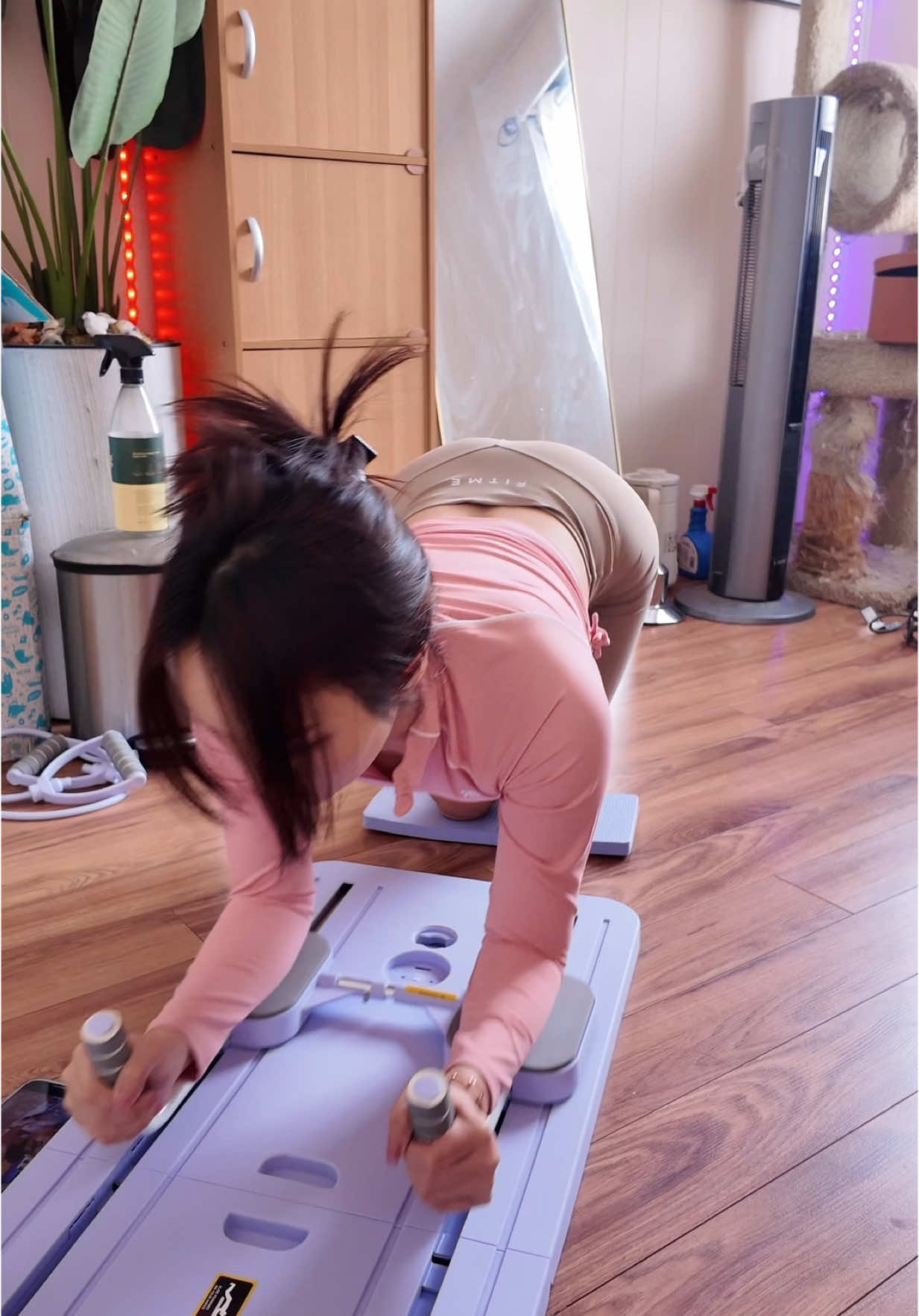 Tập Pilate cho giống idol nà #PilatesAtHome #PilatesBoard #HomeWorkout #PilatesWorkout #WorkoutFromHome #FitnessAtHome #FullBodyWorkout #PilatesRoutine #PilatesLife #TikTokFitness #SelfCareRoutine #StayActive #HealthyLifestyle #summerbodyloading 