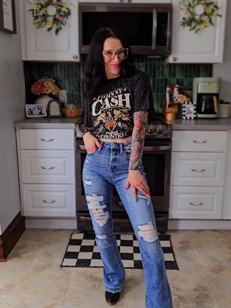 Obsesseddddd😍😍 ⚡️Graphic Tee: size small on live and tell brand tee. LOVE😍 ⚡️Jeans: Wearing a size 1 with 31in inseam.  For reference I am 5'2 115lbs ❤️ 
