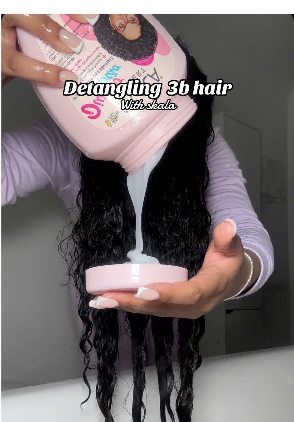 Love detangling with this!🩷  #skala #skalacosmeticos #hairtok #curls #washday #foryouu 