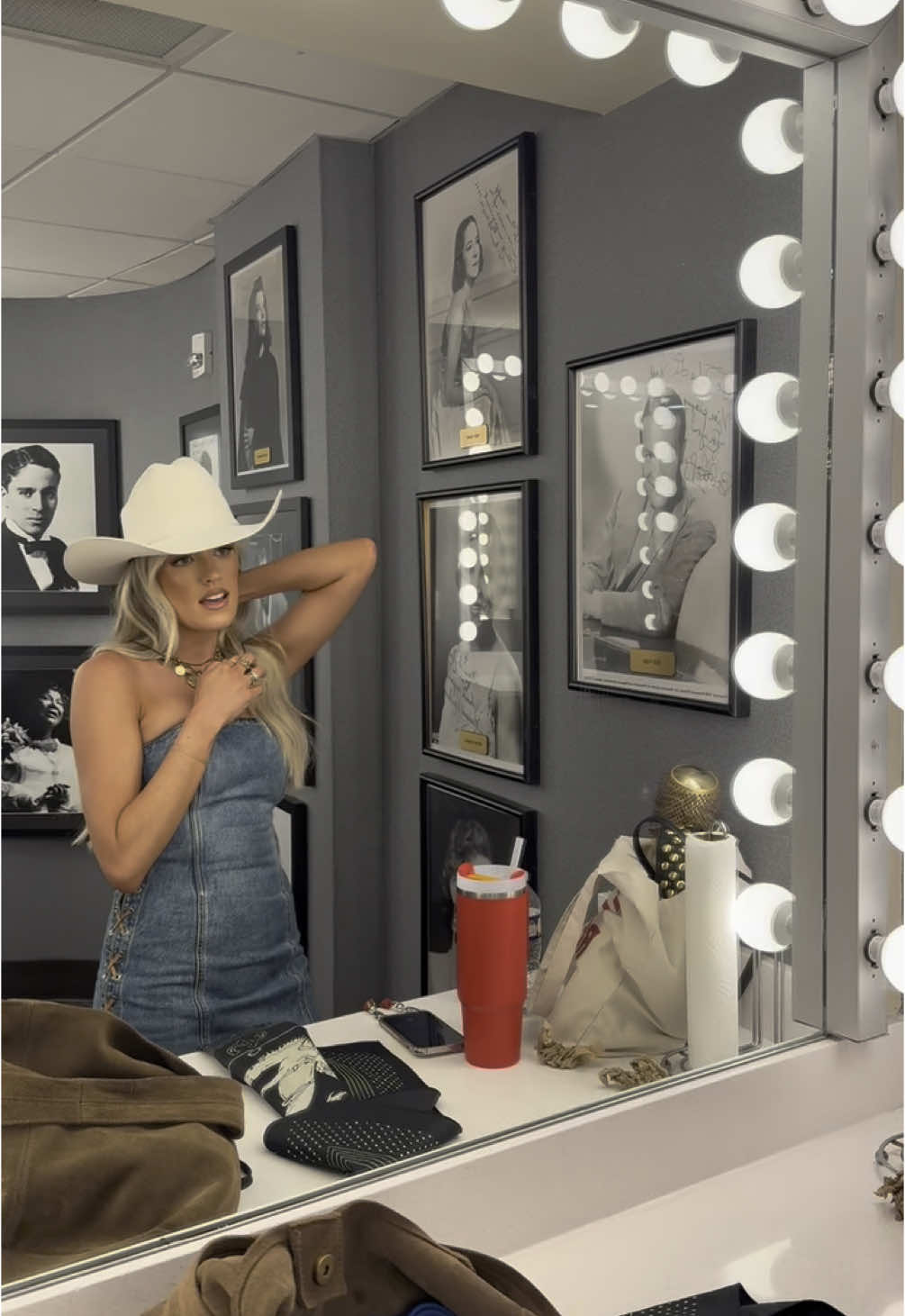 warming up for my version of the super bowl 😘✨ #warmup #iwishyouwould #countrymusic #backstage 