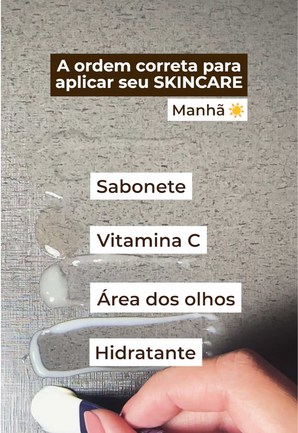 Você tem dúvidas sobre a ordem ideal do skincare matinal? Não existe uma regra fixa, mas essa é uma opção de sequência que pode te ajudar a montar sua rotina: 1) Sabonete facial - escolha um produto adequado ao seu tipo de pele (oleosa/mista, seca ou sensível). 2) Sérum - de manhã, prefira opções antioxidantes, como os com vitamina C pura, para proteger contra os radicais livres. 3) Creme para área dos olhos - ajuda a hidratar, prevenir linhas finas e reduzir inchaço, aplicando com toques suaves. 4) Hidratante facial - escolha conforme seu tipo de pele, por exemplo: texturas leves para peles oleosas e fórmulas mais potentes para peles secas. 5) Filtro solar: a proteção solar é indispensável todos os dias. Salve esse post para não esquecer mais! 🙂 Você já tem uma rotina de cuidados com a pele? #ordemskincare #skincare #cuidadoscomapele #produtosskincare #beleza #rotinaskincare #rotinadecuidadoscomapele