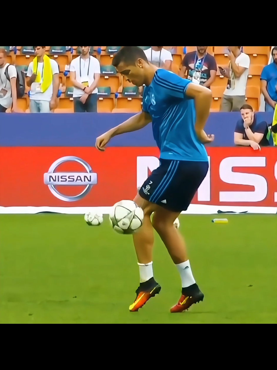 Ronaldo Freestyle Skills in Training 