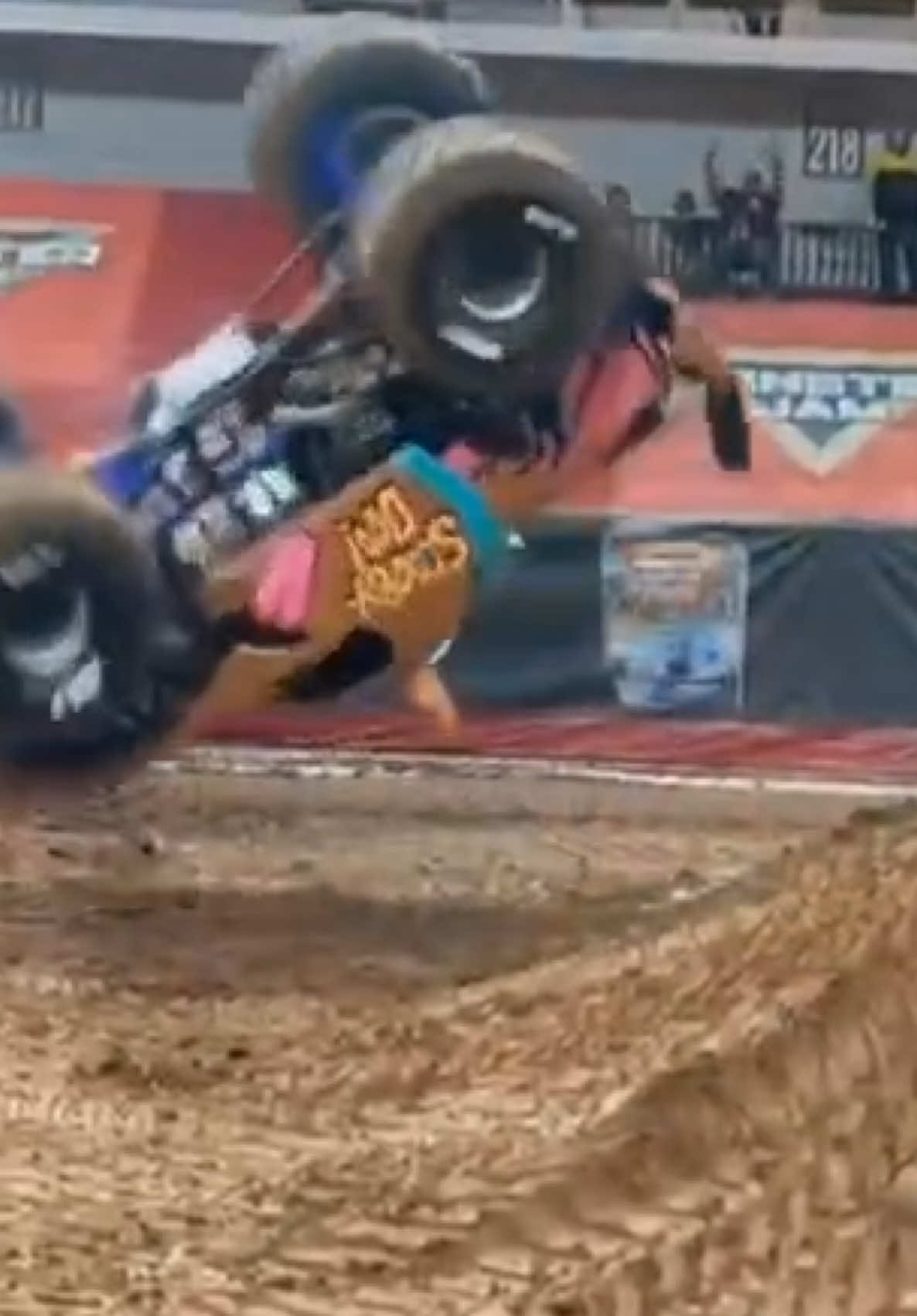 RUH-ROH 🤯 #monsterjam #monstertruck 