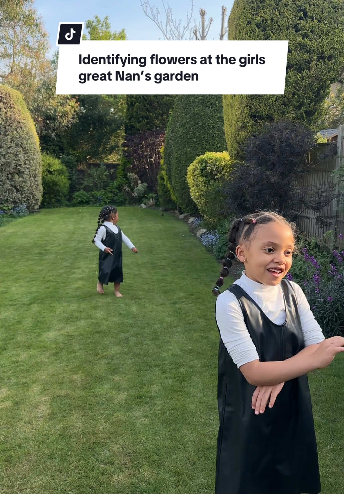 Nyla loves nature so much and gets so excited to teach me about different flowers 🌷🌺🌹 We visited the girls Great Nan and she have the most beautiful garden  🥰