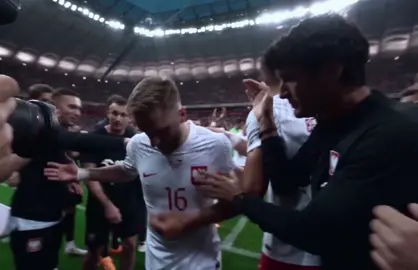 A ty jak? #goat🐐  #błaszczykowski #16 #fyp #poland #tt #viral  #fyyyyyyyyyyyyyyyy #fyyyyyyyyyyyyyyyy #fyp  Jakub Błaszczykowski – wybitny polski piłkarz, znany przede wszystkim ze swojej nieustępliwości, szybkości oraz ogromnego zaangażowania na boisku, przez lata był jednym z filarów reprezentacji Polski, z którą zagrał na wielkich turniejach jak Euro 2012, Euro 2016 czy Mistrzostwa Świata 2018; wychowany w trudnych warunkach życiowych, swoją karierę rozpoczynał w Wiśle Kraków, a największe sukcesy odnosił w niemieckiej Borussii Dortmund, z którą dwukrotnie zdobywał mistrzostwo Niemiec, występując także jako jej kapitan, a jego postawa zarówno na boisku, jak i poza nim (np. działalność charytatywna) przyniosła mu ogromny szacunek kibiców i status jednej z najbardziej szanowanych postaci polskiej piłki nożnej. Polska piłka nożna – to zjawisko, które od ponad stu lat stanowi integralną część polskiej kultury, emocji społecznych i tożsamości narodowej, będąc zarówno źródłem dumy, jak i frustracji milionów kibiców; rozwijana jeszcze przed odzyskaniem przez Polskę niepodległości w 1918 roku, z czasem zyskała rangę najpopularniejszej dyscypliny sportu w kraju, a największe sukcesy reprezentacji Polski przypadają na tzw. „złotą erę” lat 70. i 80., kiedy to prowadzeni przez wybitnych trenerów jak Kazimierz Górski czy Antoni Piechniczek piłkarze tacy jak Kazimierz Deyna, Grzegorz Lato, Andrzej Szarmach czy Zbigniew Boniek zdobywali brązowe medale mistrzostw świata (1974, 1982) oraz złoto olimpijskie w Monachium w 1972 roku, co zbudowało mit „wielkiej Polski piłkarskiej”, jednak po tej epoce przyszły lata kryzysu, braku sukcesów na arenie międzynarodowej i problemów wewnętrznych związanych z fatalną organizacją rozgrywek, nieprzejrzystością struktur PZPN, aferami korupcyjnymi oraz upadkiem klubów, które nie były w stanie rywalizować finansowo i sportowo z drużynami zachodnioeuropejskimi; mimo to piłka nożna w Polsce nie straciła swojego znaczenia, a początki XXI wieku przyniosły powolną odbudowę dzięki takim postaciom jak Jerzy Dudek (bohater finału Ligi Mistrzów 2005), czy później Robert Lewandowski, który stał się jednym z najlepszych napastników świata, budując nową falę zainteresowania reprezentacją, szczególnie podczas udanych eliminacji do Euro 2016 i historycznego dojścia do ćwierćfinału tego turnieju; polskie kluby, choć nadal odstające od czołówki europejskiej, inwestują w infrastrukturę, akademie młodzieżowe i profesjonalizację struktur, a kibice – znani z niezwykłej pasji i przywiązania do lokalnych drużyn – nadal tłumnie wypełniają stadiony, organizując imponujące oprawy i aktywnie uczestnicząc w życiu piłkarskim; polska piłka pozostaje jednak areną silnych kontrastów – między ambicjami a realiami, marzeniami o wielkich sukcesach a częstymi rozczarowaniami, między rodzącymi się talentami a systemowymi problemami – co czyni ją jednym z najbardziej fascynujących i emocjonalnych zjawisk sportowych w kraju, będąc jednocześnie odbiciem szerszych przemian społecznych, ekonomicznych i kulturowych zachodzących w Polsce na przestrzeni ostatnich dekad.
