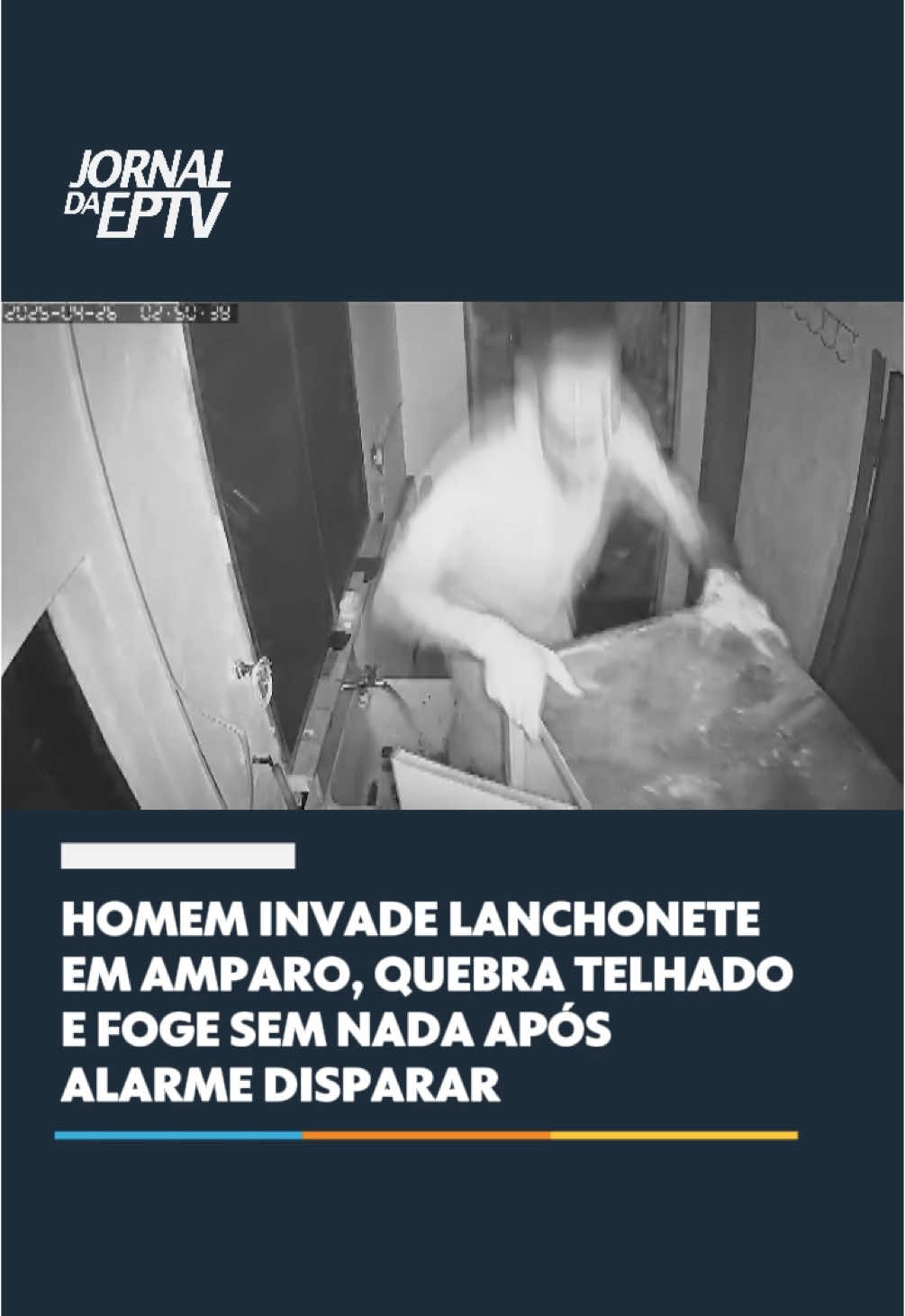 Um homem invadiu uma lanchonete na madrugada deste sábado (26), no Centro de Amparo.  Câmeras de segurança registraram a tentativa de furto do criminoso que quebrou o telhado do estabelecimento, caiu do armário e fugiu sem nada após o alarme disparar. De acordo com o proprietário da lanchonete, mesmo com o homem não conseguindo levar nada do local, o prejuízo com os danos estruturais é de cerca de R$ 1 mil.  O caso foi registrado na Delegacia de Serra Negra e, até o momento, o suspeito não foi localizado. #jornaldaeptv #jornaldaeptvcampinas #amparo 