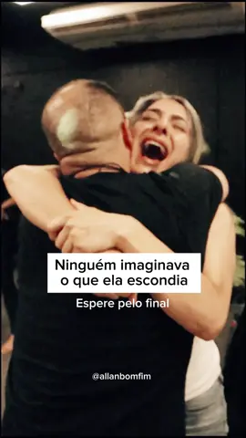 Ela carregava uma dor antiga, daquelas que ninguém vê, mas que machuca todos os dias. Guardava em silêncio, como se esconder aquilo fosse uma forma de se proteger. Não queria preocupar ninguém, não queria parecer fraca mas desmoronava por dentro. Foram anos tentando suportar sozinha, anos fingindo que estava tudo bem, mas a verdade é que não estava. E ela percebeu que o problema já não era mais a dor em si, mas o isolamento, o silêncio, e a falta de ajuda. Foi aí que ela encontrou o Jornada Interna. E, pela primeira vez em muito tempo, sentiu que não precisava mais lutar sozinha. Entendeu que guardar tudo pra si não era sinal de força e que o verdadeiro ato de coragem era se permitir ser vista. Ser ouvida e ser cuidada. O Jornada não apagou o passado dela e nem fez ela esquecer a história mas ajudou a dar um novo significado. A mostrar que existe caminho, cura e vida depois da dor. #traumas #fyp #allanbomfim #jornadainterna #motivacao #bloqueioemocional #cura #emocoes 