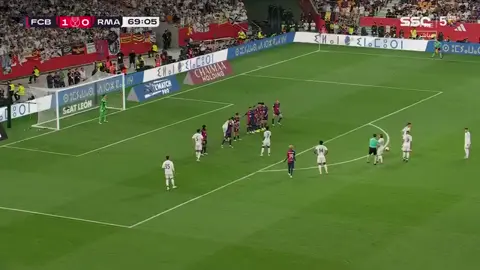 “لم يصل إلى هنا من أجل كأس الملك، بل من أجل كبرياء مدريد وتاريخه”🤯 من ركلة ثابتة، كيليان مبابي يسدد بدقة ليعلن أول أهداف ريال مدريد في كلاسيكو نهائي الكأس⚽🔥 ريال مدريد 1 × 1 برشلونة ‏⁧ #ريال_مدريد_برشلونة ⁦ ⁩