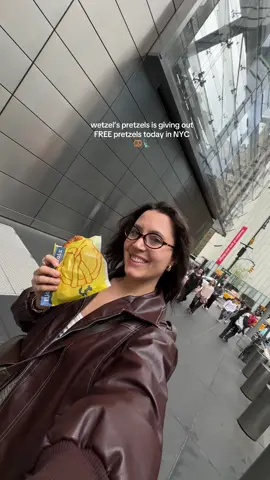 @Wetzels pretzels Happy National Pretzel Day ! Managed to try fresh pretzels today absolutely free 🥨🥰 #pretzels#thingstodonyc#newyorklife#pretzelday#nycfoodie  