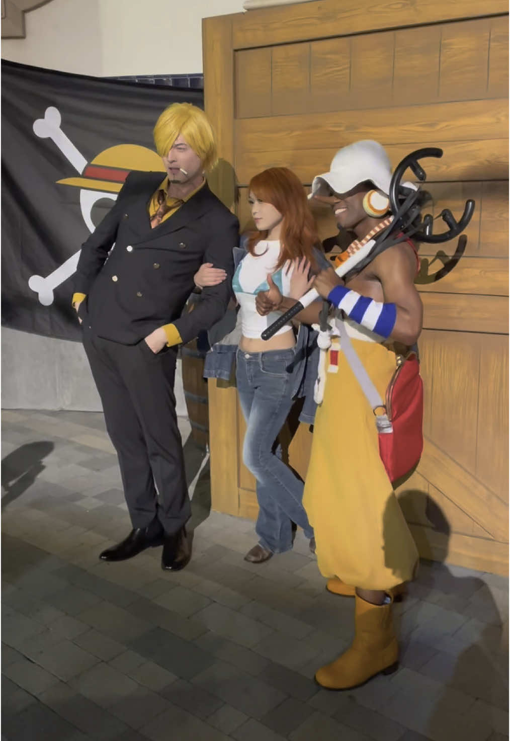 sanji made my whole night 😹 ignore the weird quality of the vid but i did a closet cosplay of nami from one piece at fanfest in universal studios!  #cosplay #nami #onepiece #fanfest #universalstudioshollywood #fypシ #fyp 