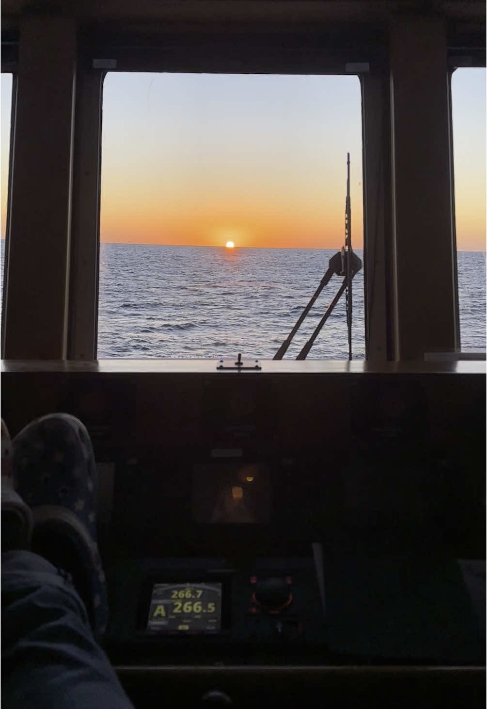 Somewhere out there 🛥️ ⚓️ 🌅 . . . . . . . #merchantmarine#sunset#boats#sailor#atlanticocean 