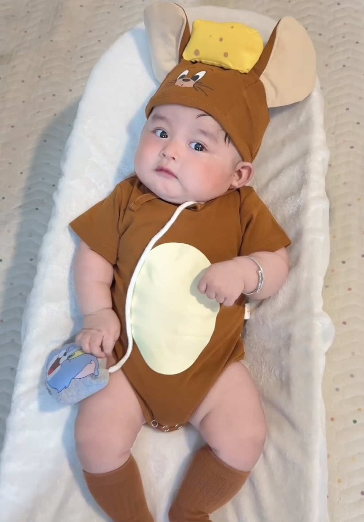 _”[HÀNG MỚI VỀ] Set Chuột Jerry siêu hot cho bé yêu! 	•	Chất vải cotton mềm mại, an toàn cho da bé 	•	Thiết kế body kèm mũ tai chuột dễ thương, có cả túi siêu xinh 	•	Size: từ sơ sinh đến 18 tháng Chốt đơn nhanh tay - số lượng cực kỳ có hạn! #monkids #outfitchobe #quanaosoSinh #tiktok #trending #xuhuong 
