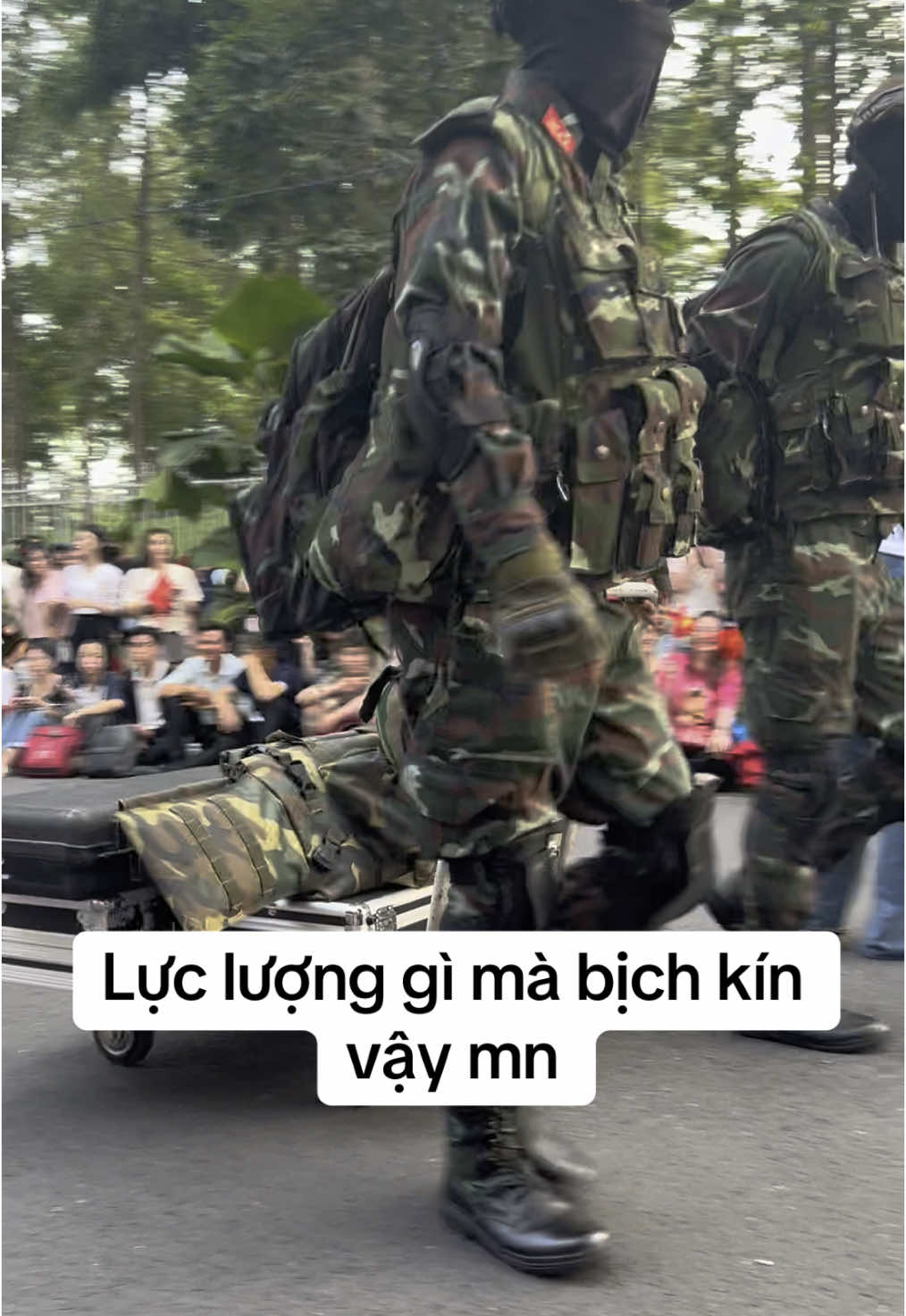 Đi ngang qua không dám hò hét 😀 #quandoinhandanvietnam #50namngaygiaiphongmiennam #dieubinh #30thang4 #vietnam #viral #toiyeuvietnam 