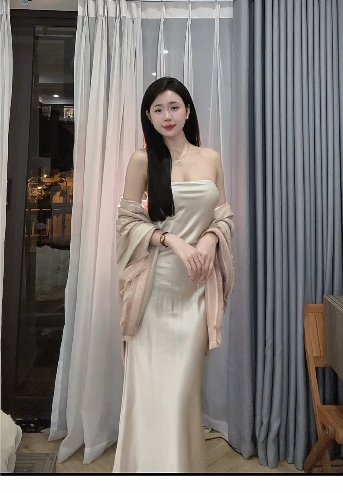 Nàng đã mang váy lụa, việc chàng là rước đi date 🦢 #fyp #vaylua #reviewquanao #xuhuongtiktok 