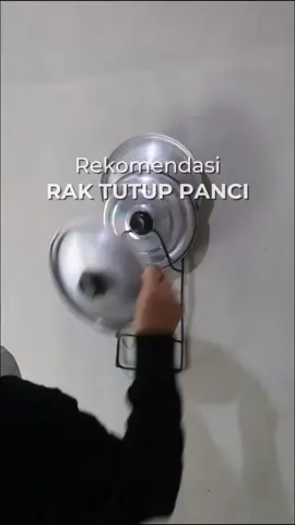 biar dapur makin rapi dan gak naruh tutup panci sembarangan lagi Padang rak ini #rak#raktutuppanci#gantungan#tempel#fyp