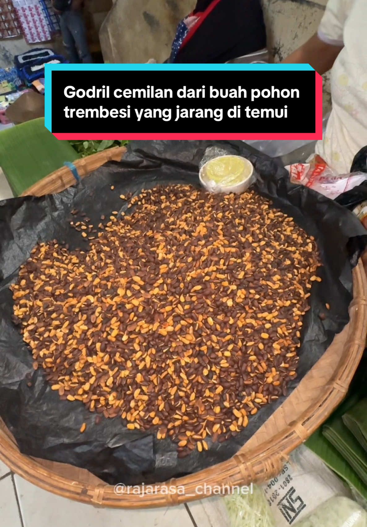 Nemu ibu2 penjual godril dari pohon trembesi… harganya murah mulai dari 3000 boleh. Lokasinya di pasar wonogiri. Buka dari jam set 9 pagi sampai habis #rajarasachannel #kulinerwonogiri #godril #jajananwonogiri #jajananviral #jajanan #cemilan #fyp #fypシ゚ #serunyakuliner 