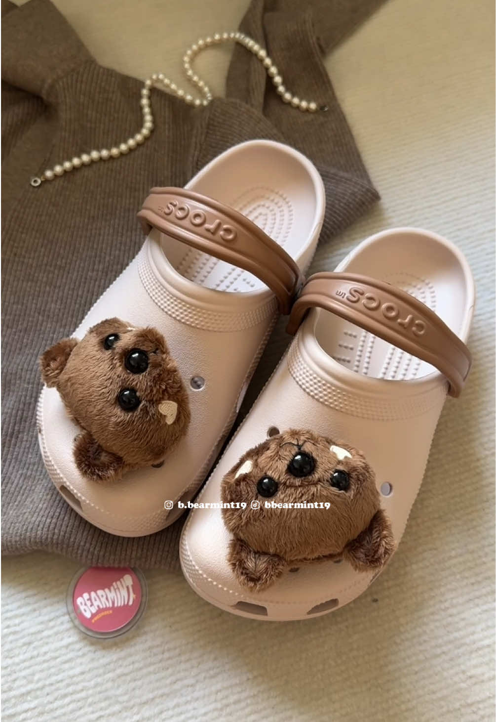 น่ารักตัวจริง ยกให้เลย 🧸🪄 Crocs classic TEDDY BEAR clog _______________________________ #bbearmint19 #preorder #พรีออเดอร์ #crocs #crocsteddybear #crocsclassic #teddybear #crocsteddybearclog #teddybearclog 